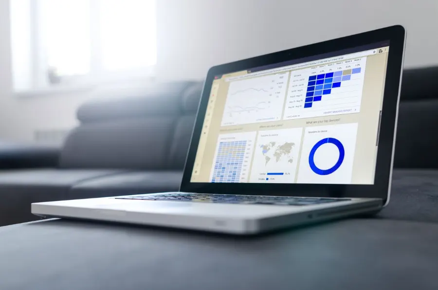 Notebook com painel de analytics e gráficos para diagnosticar anúncios com muitos cliques e nenhuma venda